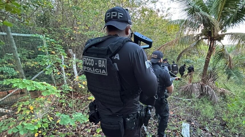 Policiais no meio no matagal