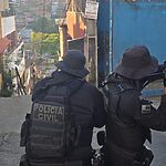 Policiais civis durante operação no Rio de Janeiro