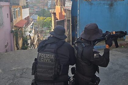 Policiais civis durante operação no Rio de Janeiro