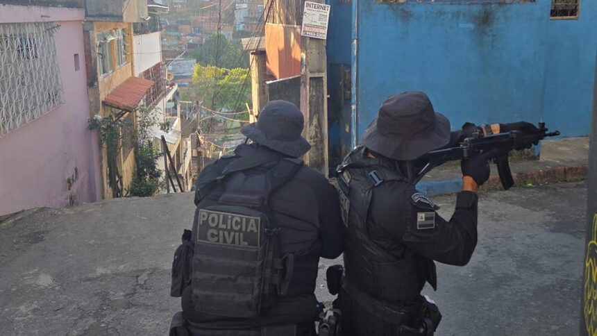 Policiais civis durante operação no Rio de Janeiro