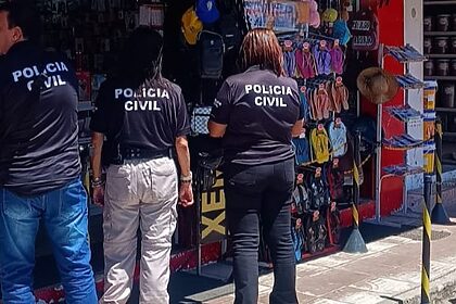 Policiais Civis durante operação de fiscalização