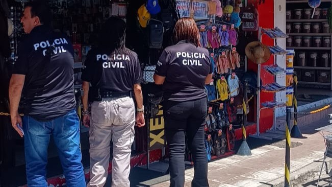 Policiais Civis durante operação de fiscalização