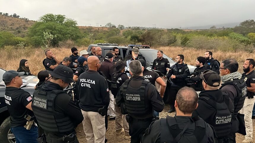 Policiais durante operação em Itambé