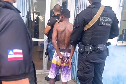 Preso sendo conduzido pelos policiais