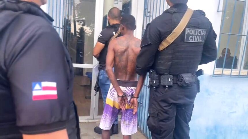 Preso sendo conduzido pelos policiais