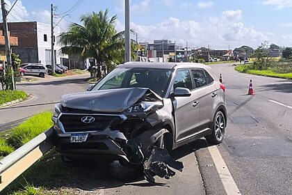 Carro parcialmente destruído