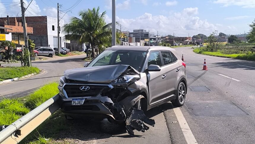 Carro parcialmente destruído