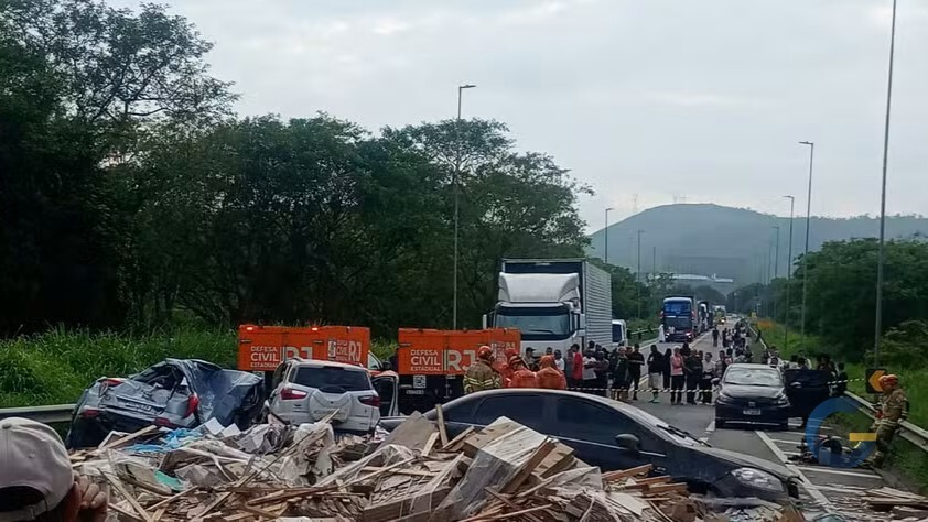 Tragédia na BR-393: cinco pessoas da mesma família morrem em acidente com quatro carros e carreta