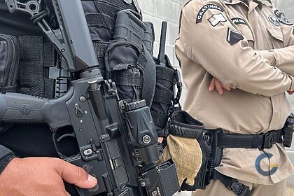 Policiais que prenderam suspeito