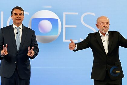 Os candidatos a presidente Flávio Bolsonaro e Lula no debate da Globo