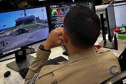 Policial de olho nas câmeras