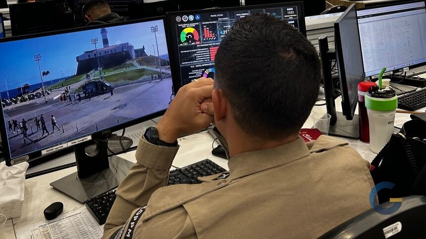 Policial de olho nas câmeras